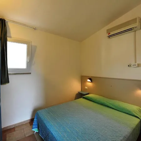 Apartment In 22097 *